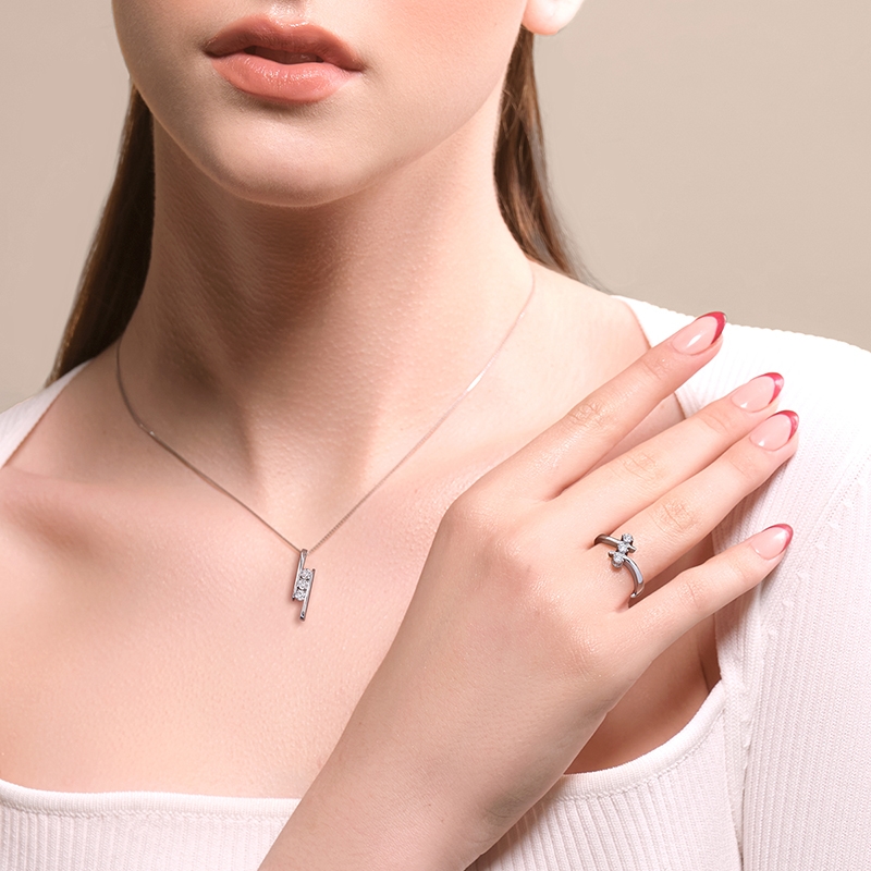 Tips Cantik Memakai Kalung Emas Putih