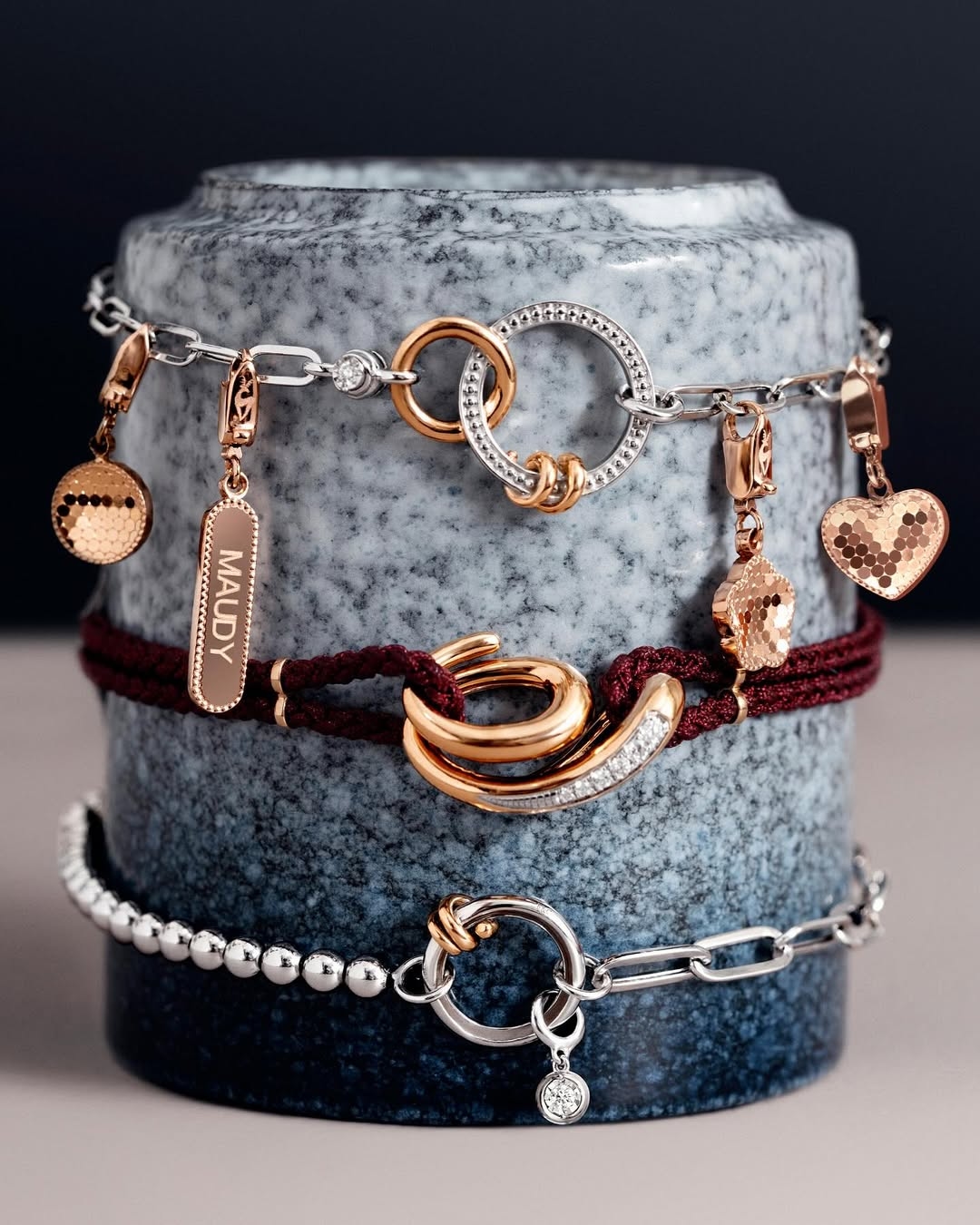 Custom Charm dengan Ukiran, Ubah Gelang Tangan Wanita Jadi Penuh Makna