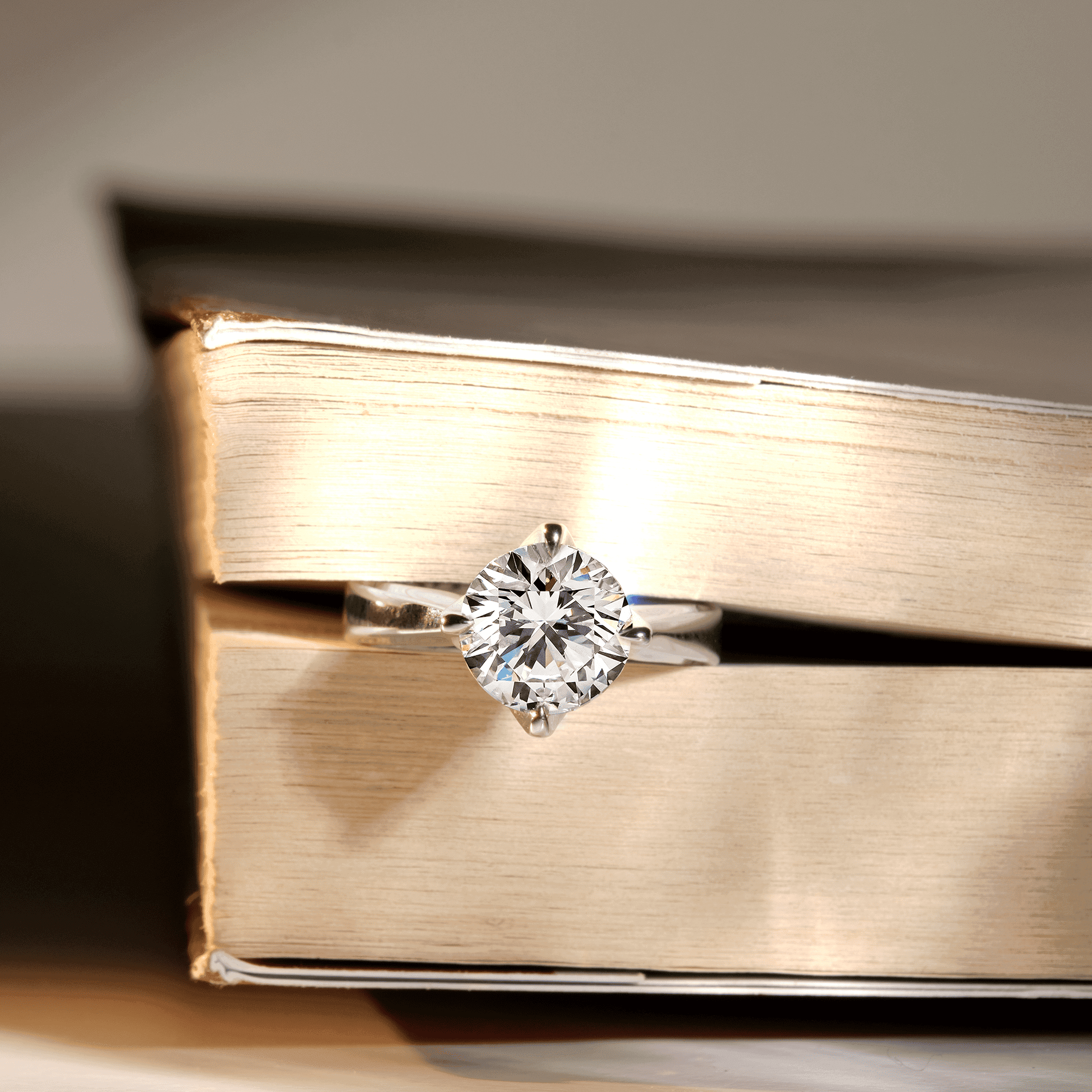 4 Natural Diamond Ring dengan Desain Simple