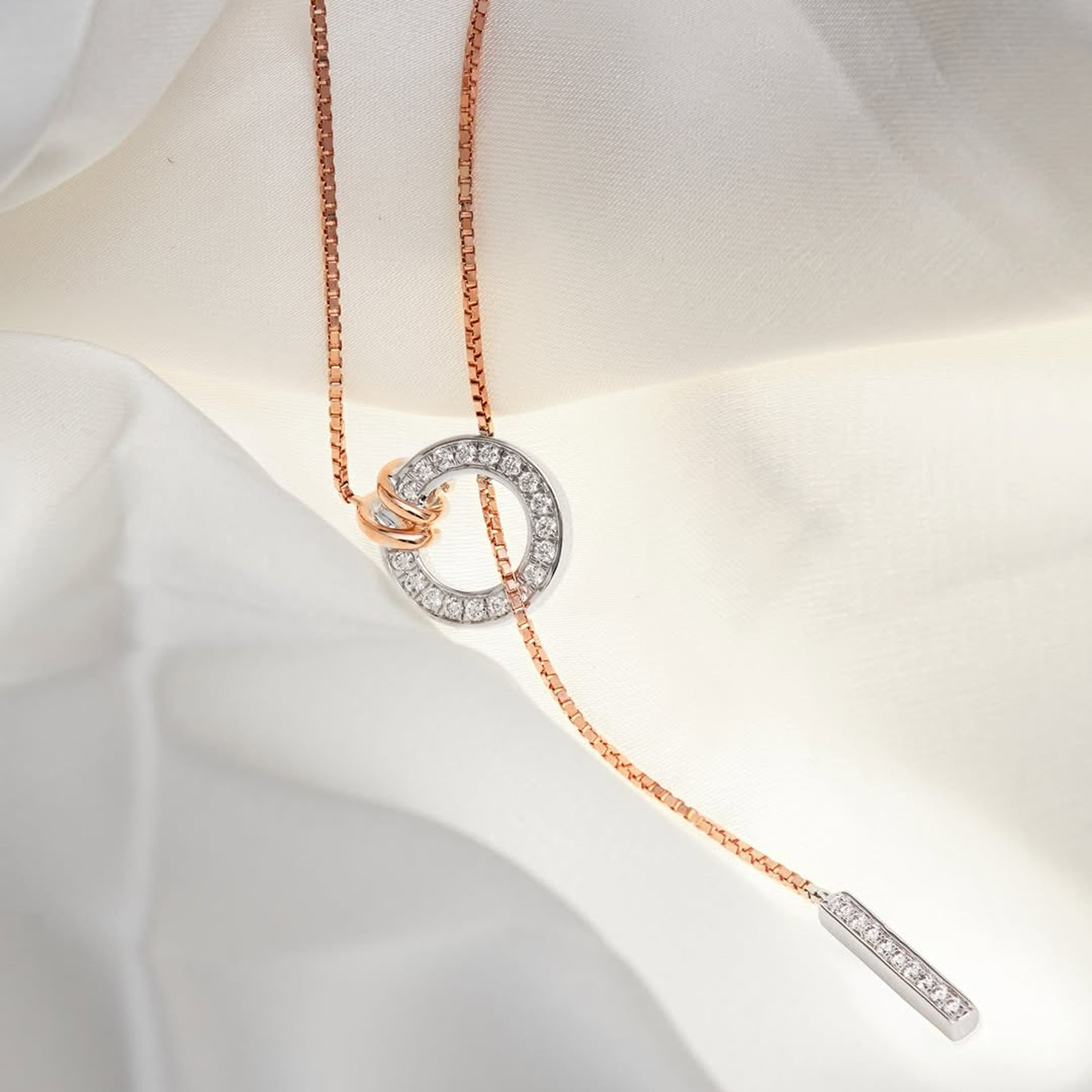 Perhiasan Minimalis untuk Liburan, Tetap Berkilau Saat Bepergian