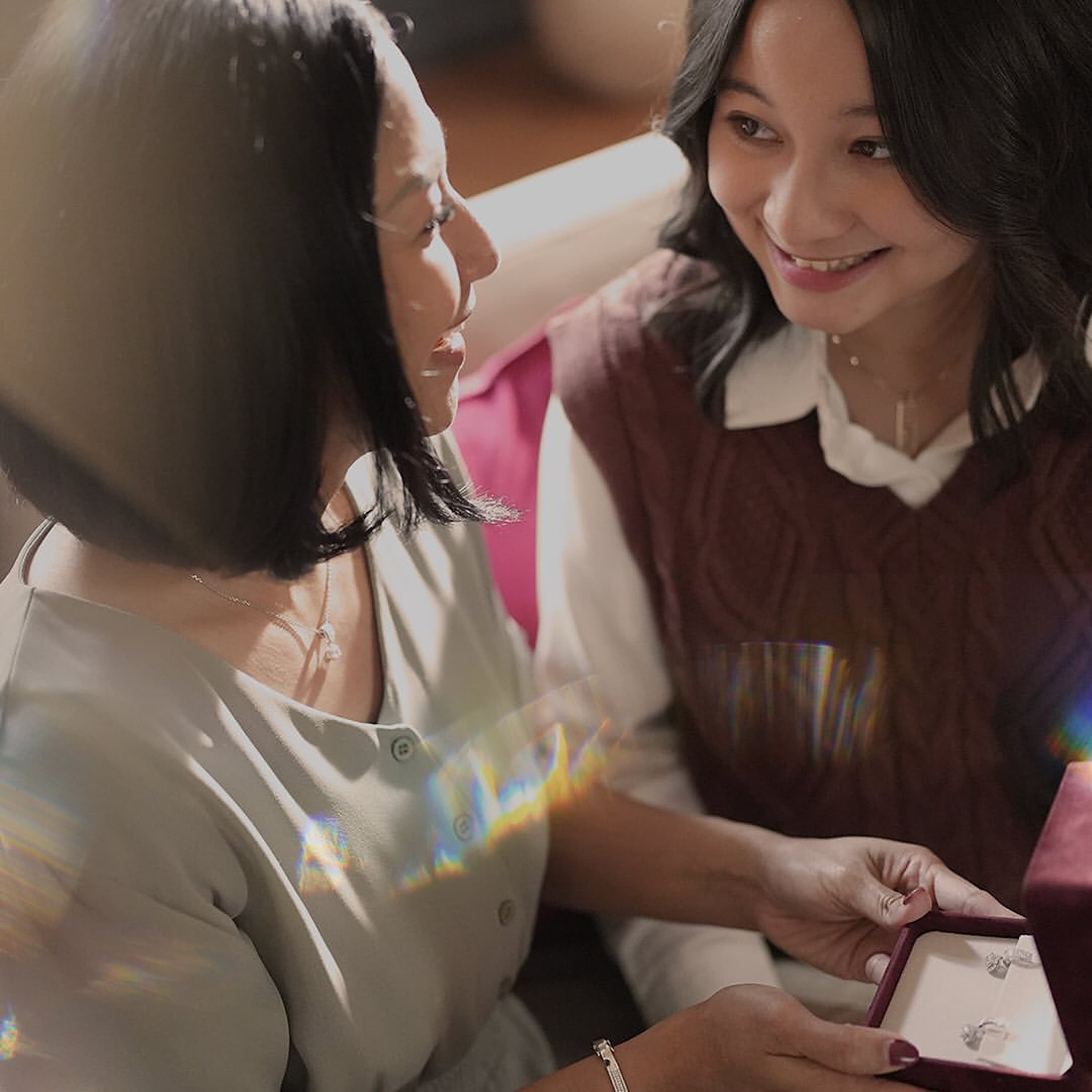 Panduan Memilih Perhiasan untuk Hari Ibu, Hadiah dengan Makna Mendalam