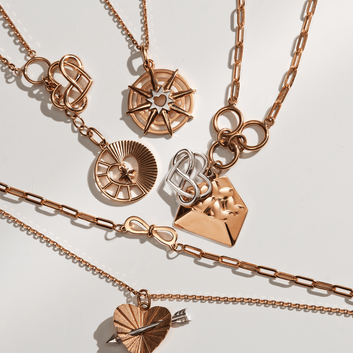 Tren Liontin Emas yang Sedang Populer di Kalangan Anak Muda