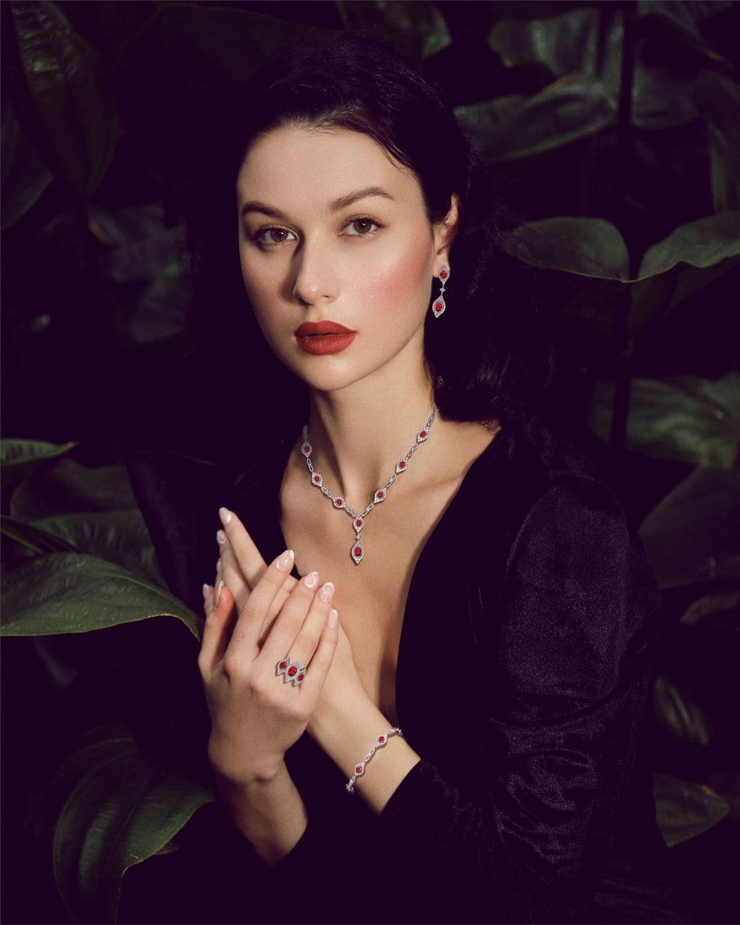 Tips Padu Padan Outfit dengan Perhiasan Berlian Ruby Chain Bracelet Collection Frank & co.