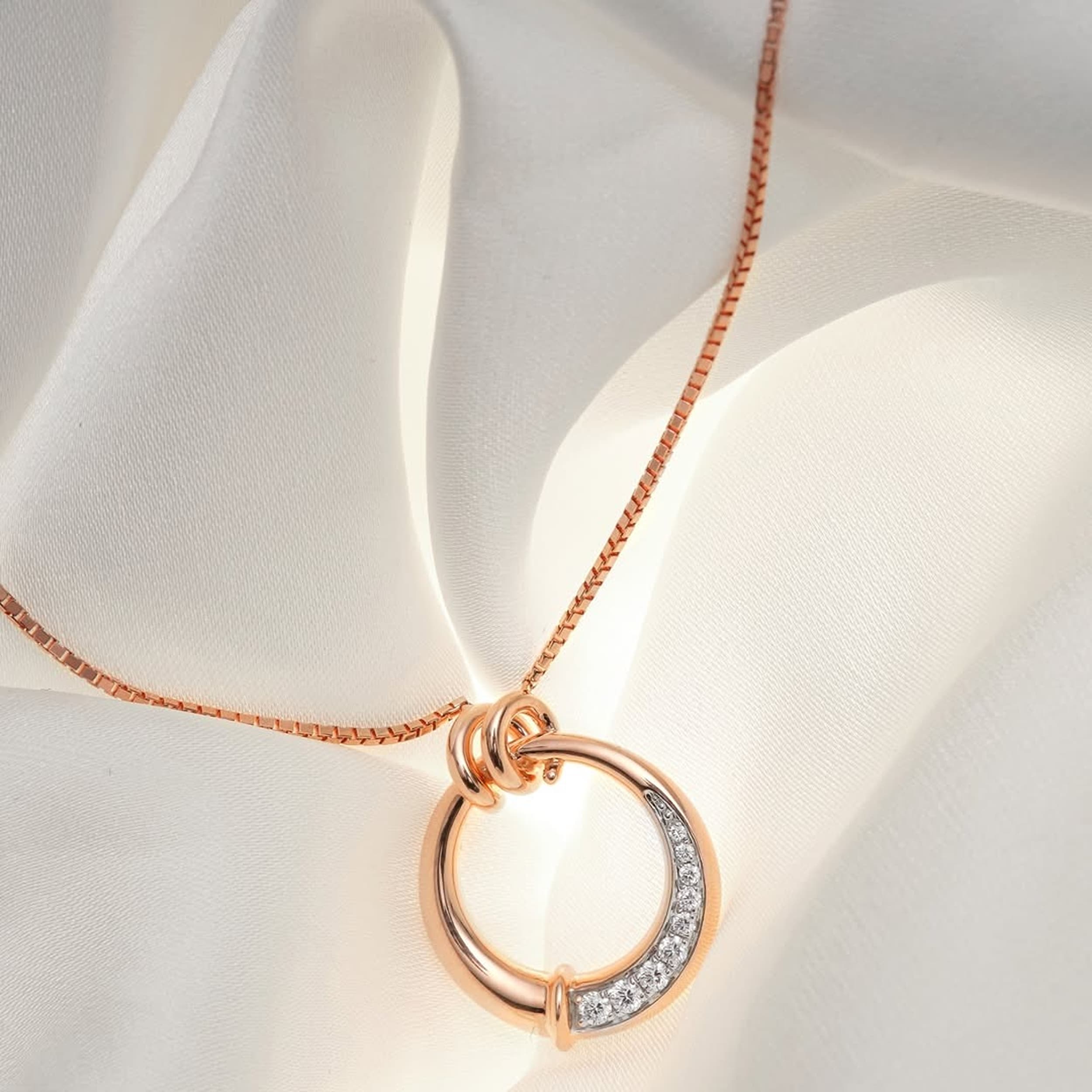 Perhiasan Travel-Friendly, Anti Ribet dan Tetap Elegan