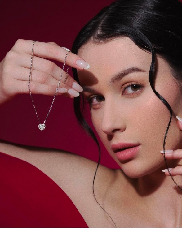 Kalung Emas Model Terbaru Berhiaskan Berlian untuk Berbagai Kegiatan Formal