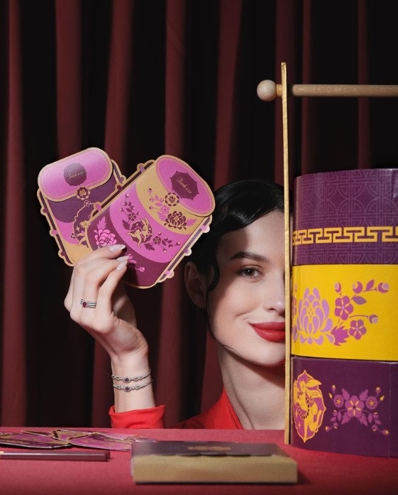 Pilihan Outfit Wedding Party yang Cocok Dipadupadankan dengan Perhiasan Berlian Ruby