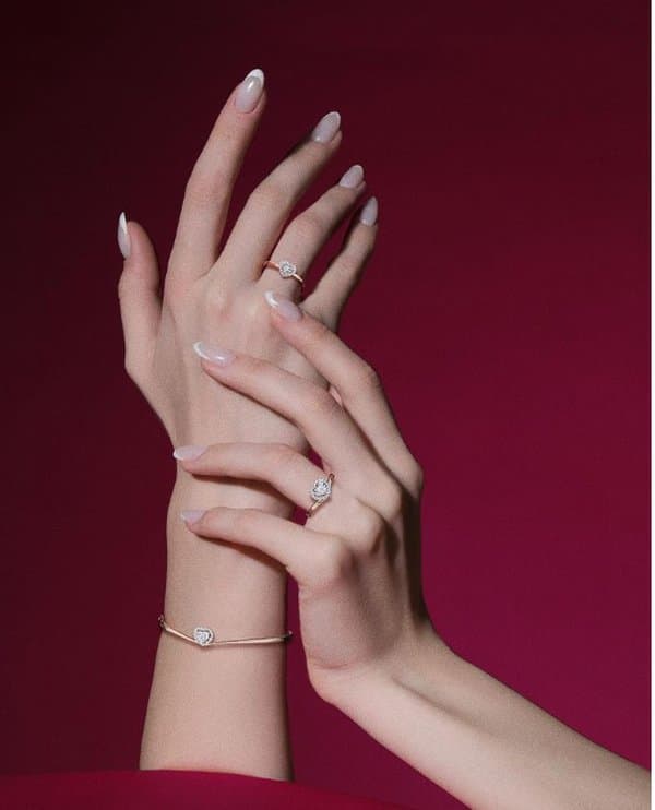 Kilauan Kemewahan Cincin Emas Berhiaskan Berlian untuk Tampilan Glamor