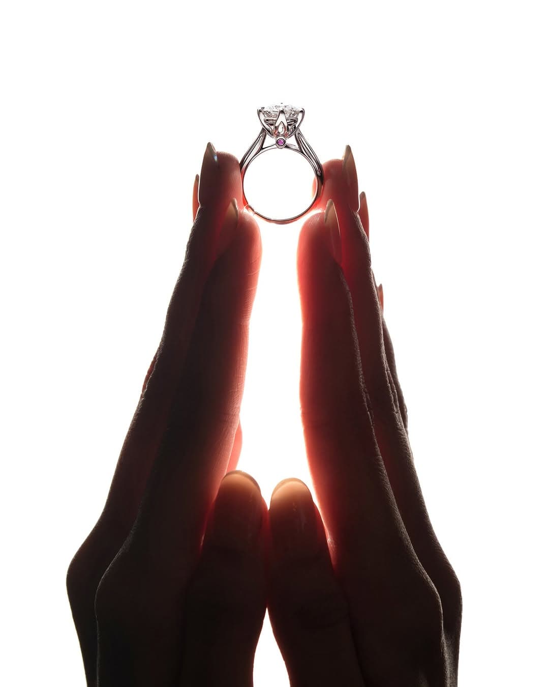 Mengapa Cincin Solitaire Menjadi Pilihan Favorit untuk Pernikahan