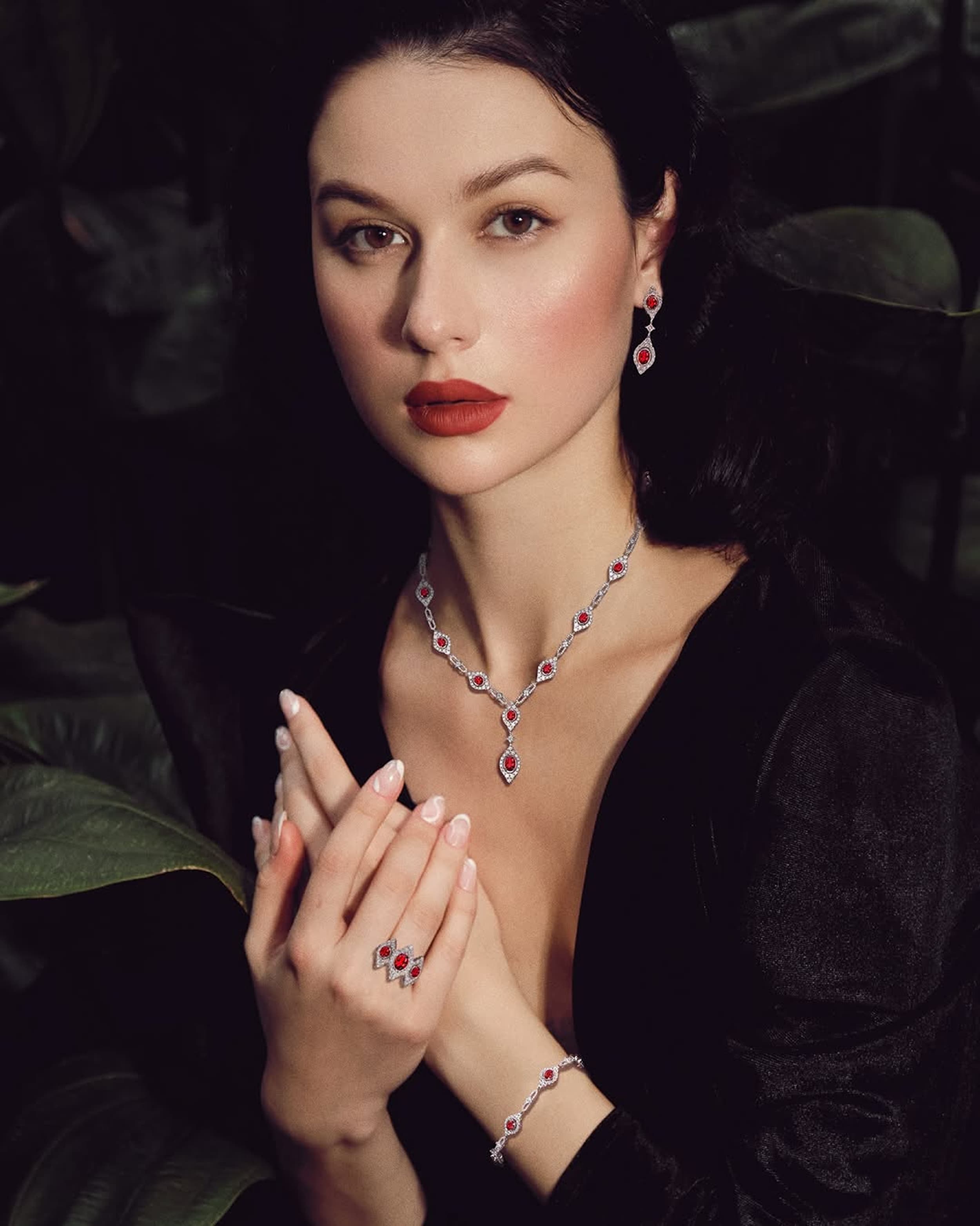 Bersinar di Malam Tahun Baru dengan Koleksi Anting Emas Terbaru