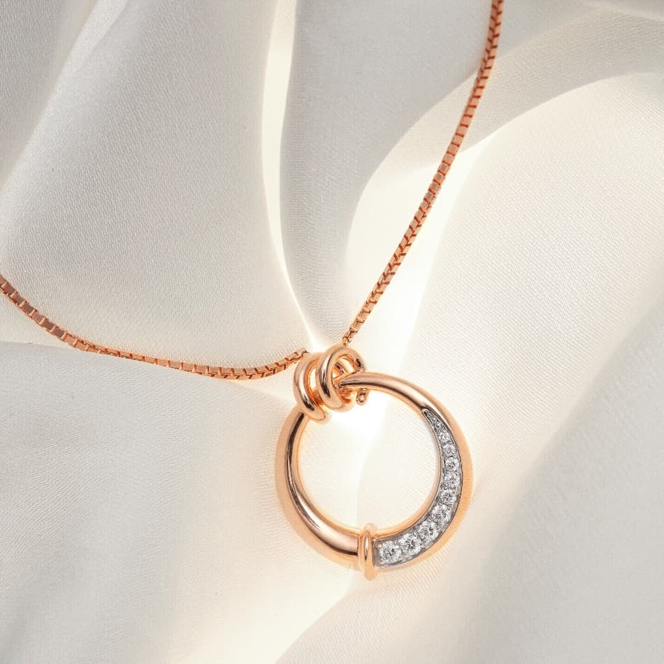 Apa Makna Fine Light Diamond Necklace dari Koleksi See The Light?