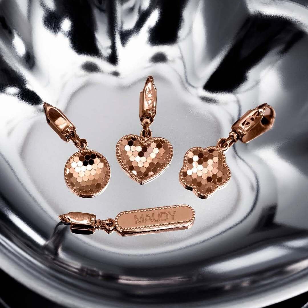 Abadikan kenangan berharga Anda di Engraved Charms gelang berlian